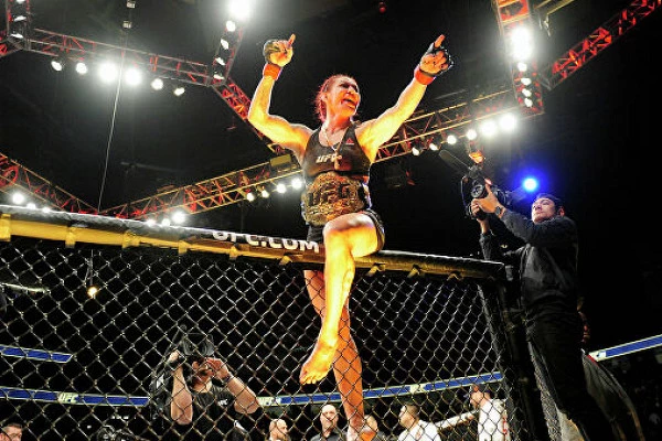 Экс-чемпионка UFC защитила титул Bellator